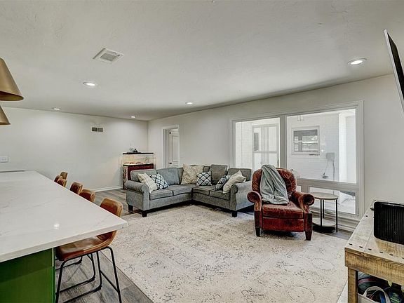5th image of 2210 W Arrowhead Dr