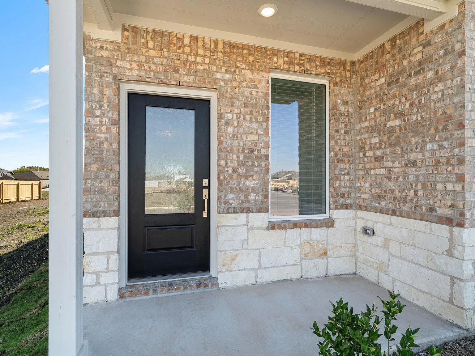 4 bed, 3.0 bath, 1802 sqft, $2,200 — Photo 2