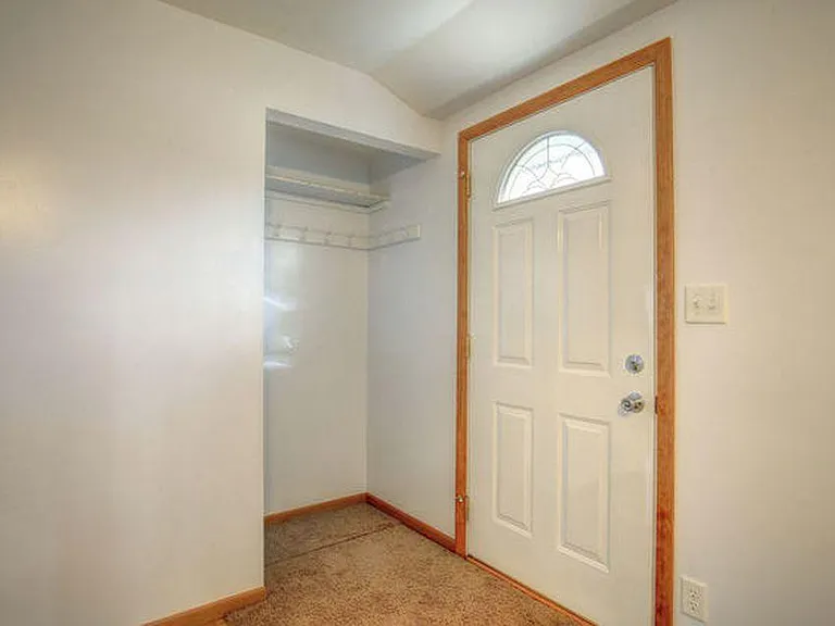 302 Greenview Dr — Photo 6