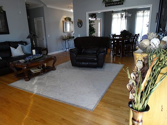 4th image of 1147 Heathwood West Dr