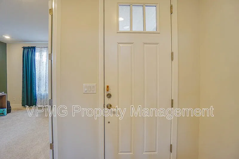 4 bed, 3.5 bath, 3074 sqft, $4,195 — Photo 4