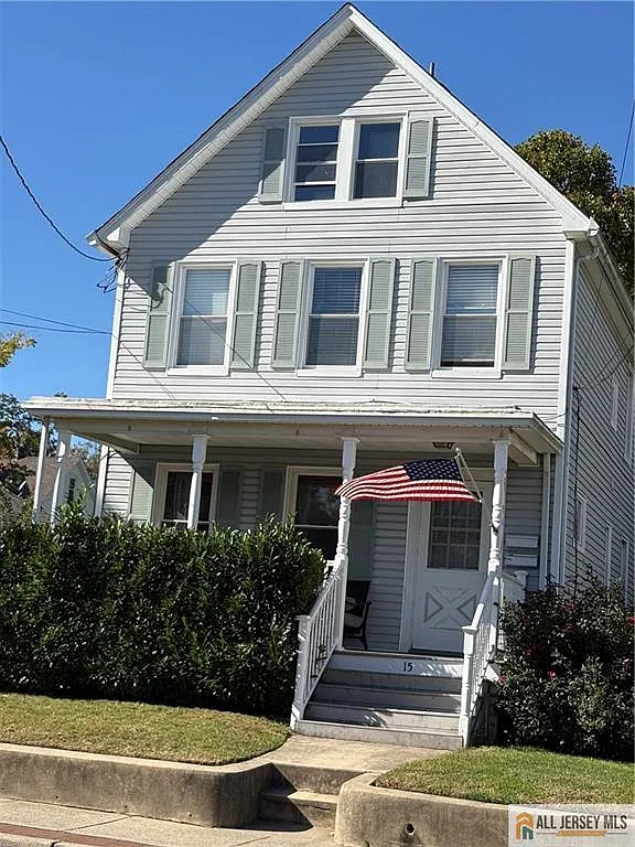 2 bed, 1.0 bath, 2000 sqft, $2,400 — Photo 1