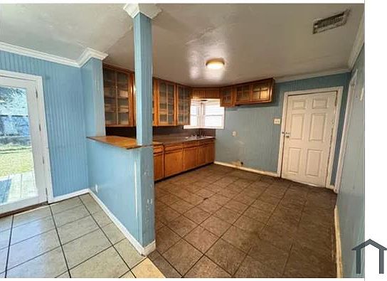 5th image of 4457 Carlton St