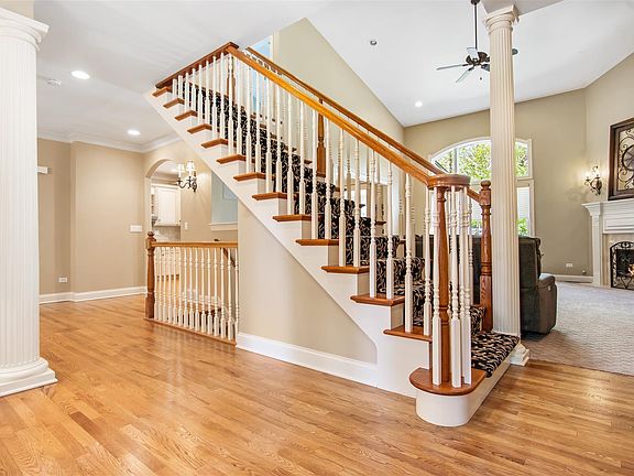 5th image of 1016 Crestwood Cir