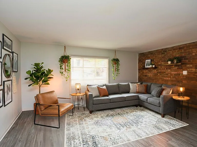Chateau Apartments — Photo 10