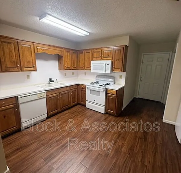 1716 Sunny Ln — Photo 2