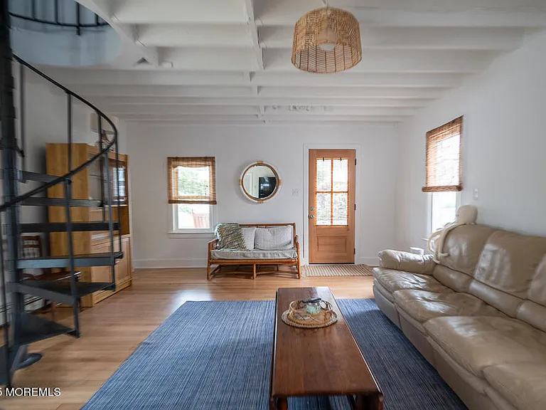 610 Ocean Rd — Photo 5