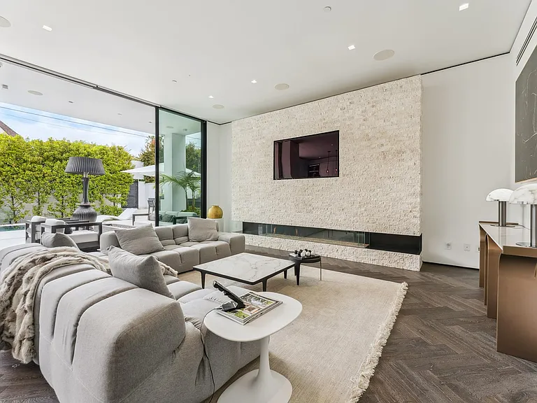 213 S La Peer Dr — Photo 14