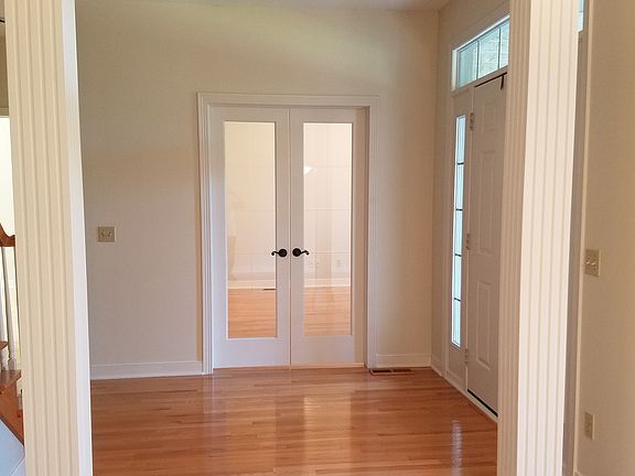Foyer & office/flex room