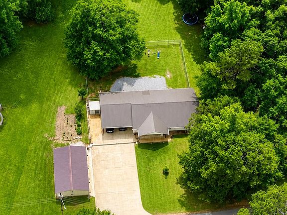 3rd image of 230 Courtyard Rd