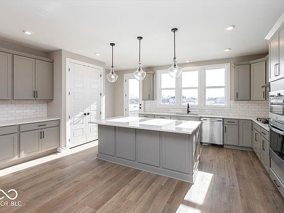 4th image of 418 Elite St