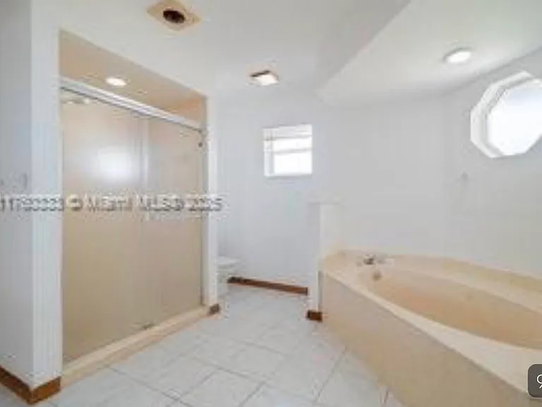 242 SE Duval Ave — Photo 4