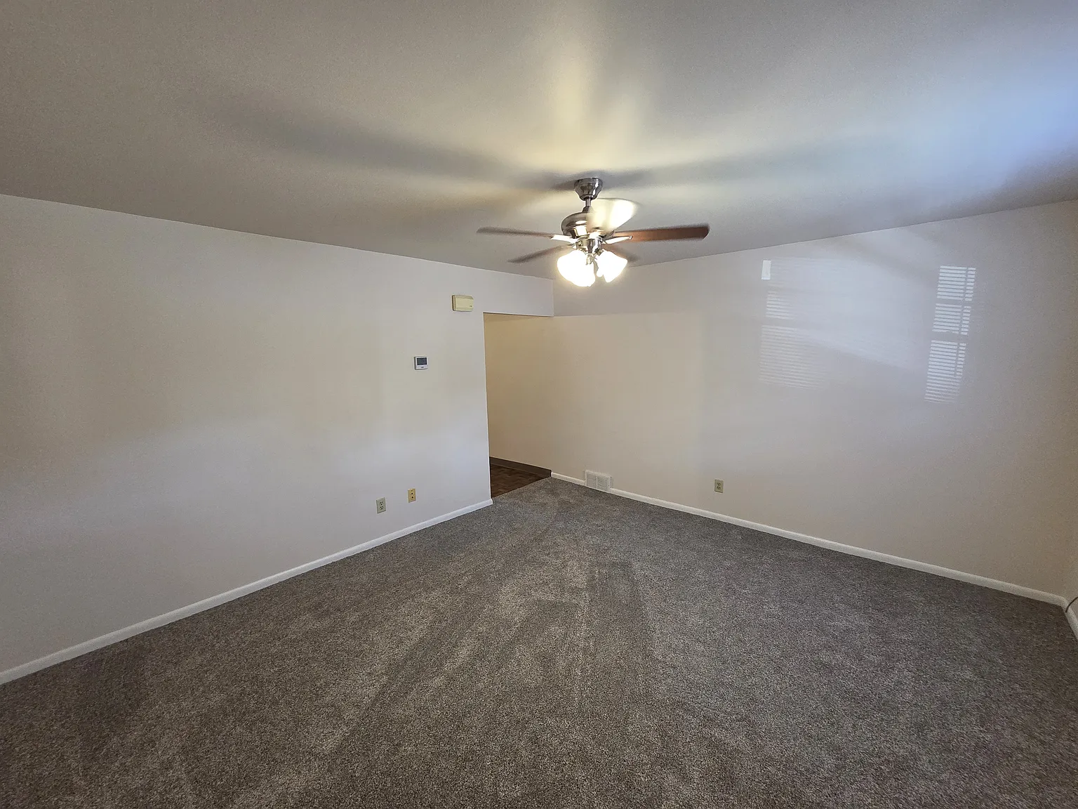 3 bed, 1000 sqft, $950 — Photo 2