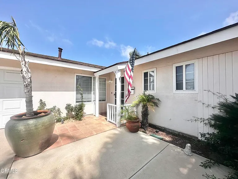 2065 Abbott St — Photo 2