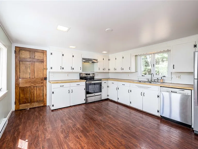 1253 Fairport Rd — Photo 9