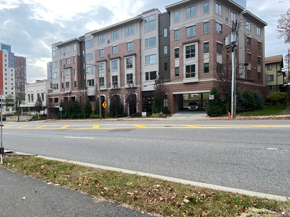 2001 Hudson Terrace image 2 of 24