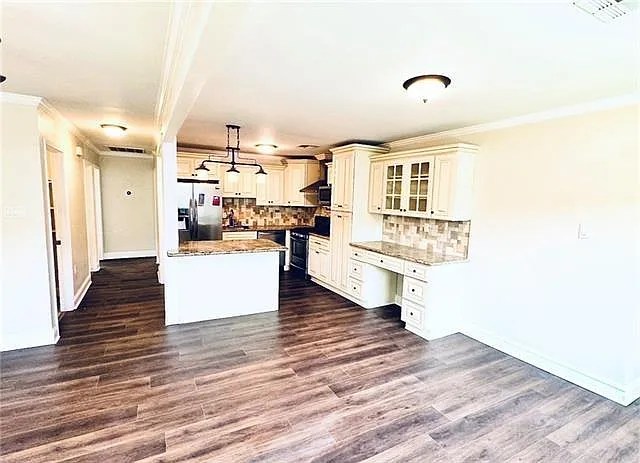 3 bed, 2.0 bath, 1472 sqft, $2,300 — Photo 3