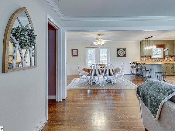 4th image of 14 Hampshire Dr
