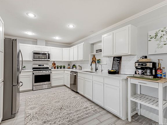 3rd image of 1299 OAKRIDGE DR