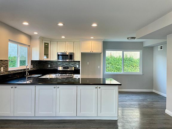 breakfast bar and dining area
