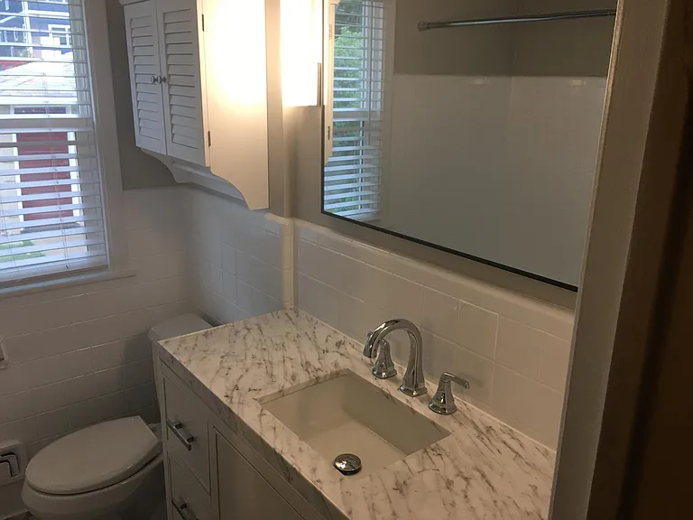 Main floor full bathroom