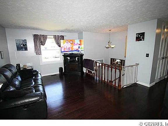 3rd image of 41 Close Hollow Dr