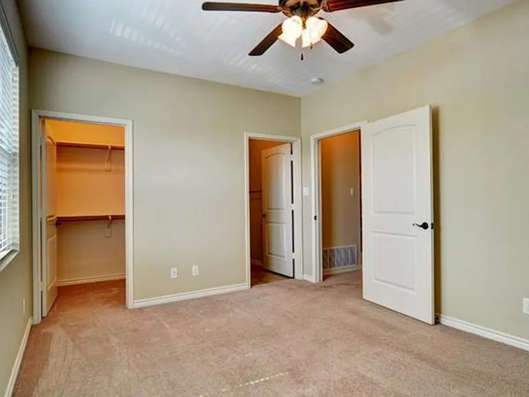 College Ave Apartments — Photo 22