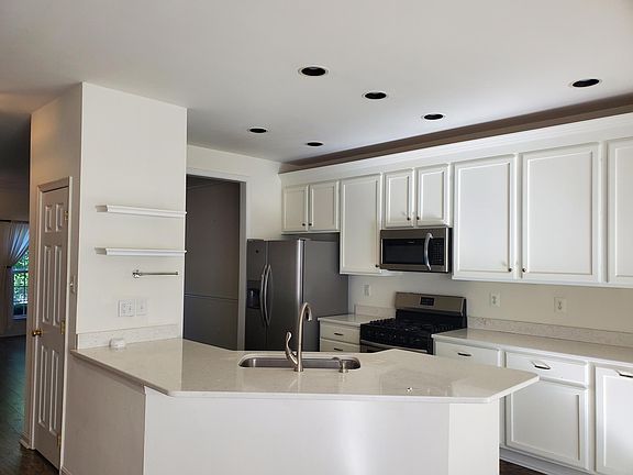 5th image of 165 Penns Manor Dr