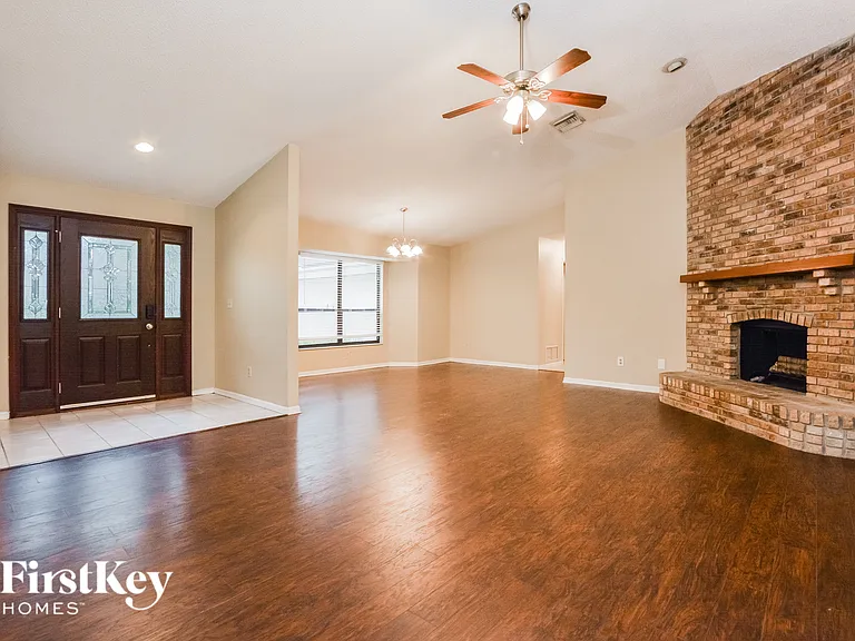 520 Whispering Oak Ln — Photo 3