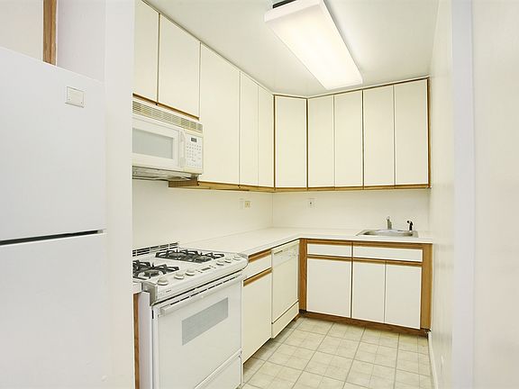 2nd image of 520 E 76th St APT 1D