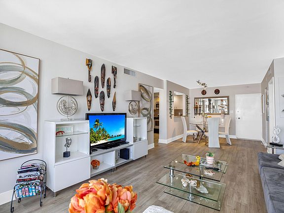 4th image of 5600 Collins Ave #15000