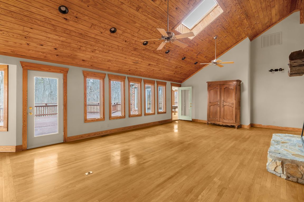 10-web-or-mls-2931 Iron Works-10