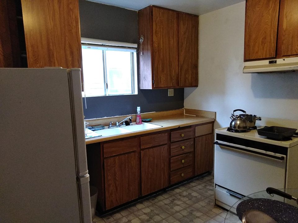 2nd image of 6717 De Longpre Ave