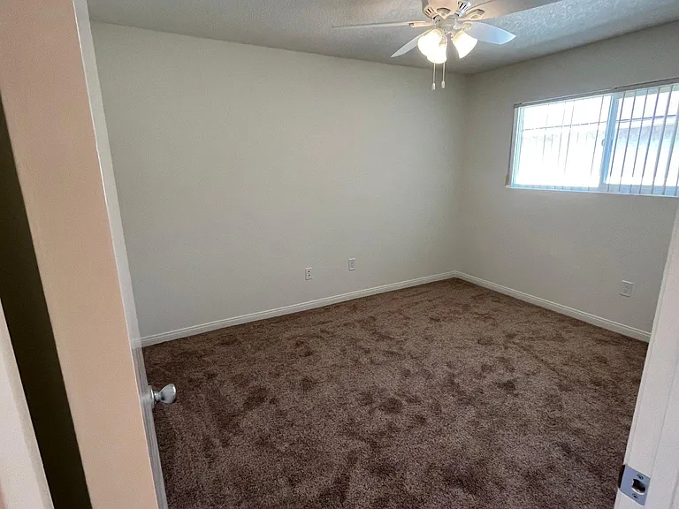 16571-4 Bedroom1