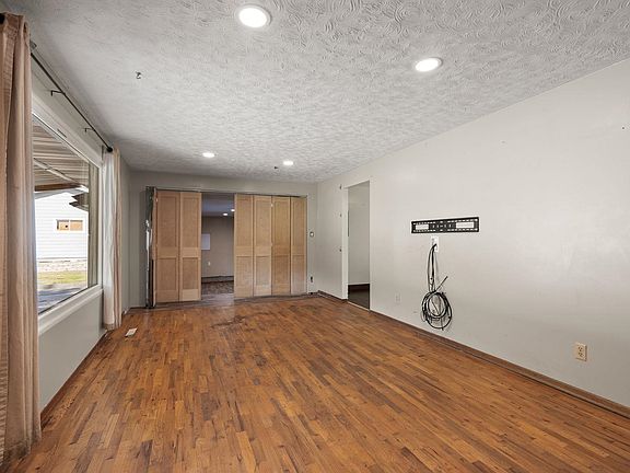 3rd image of 5004 N Argonne Rd
