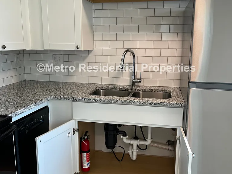 1014 Nelson St — Photo 9