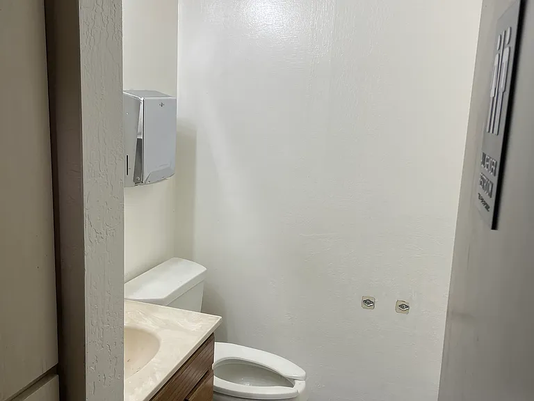 221 W Sycamore St — Photo 8