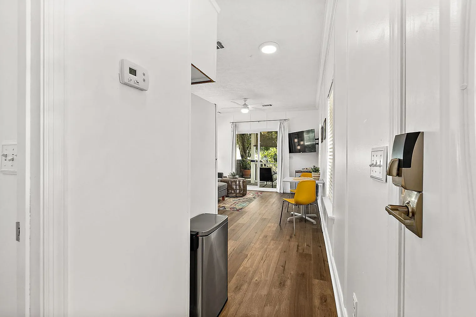 1 bed, 1.0 bath, 592 sqft, $6,072 — Photo 3