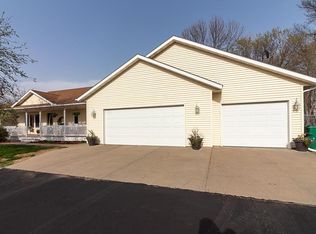 38569 Woodview Ln, Le Center, MN 56057