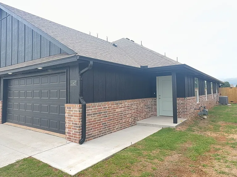 11427 University Dr — Photo 1
