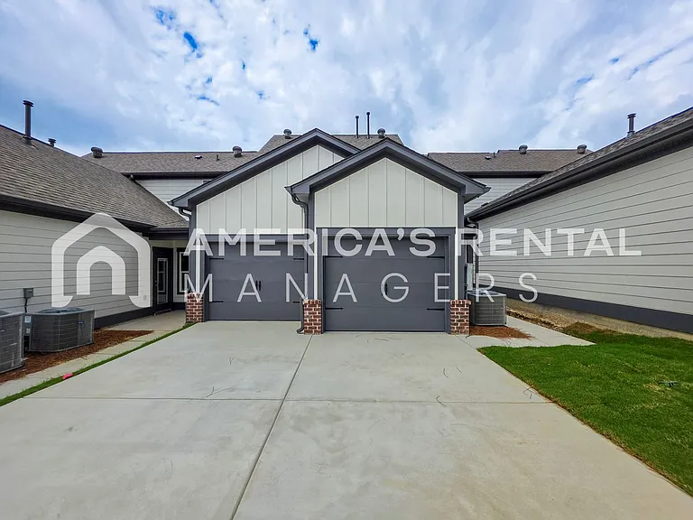 1019 Grand River Blvd W — Photo 37