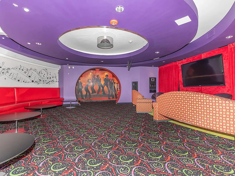 RESIDENT LOUNGE