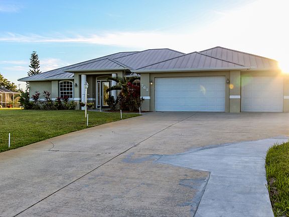 Driveway - 3.5 Car Garage