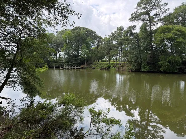 7 Natty Cove Ln, Kilmarnock, VA 22482