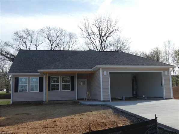 105 Hickory St, Yadkinville, NC 27055