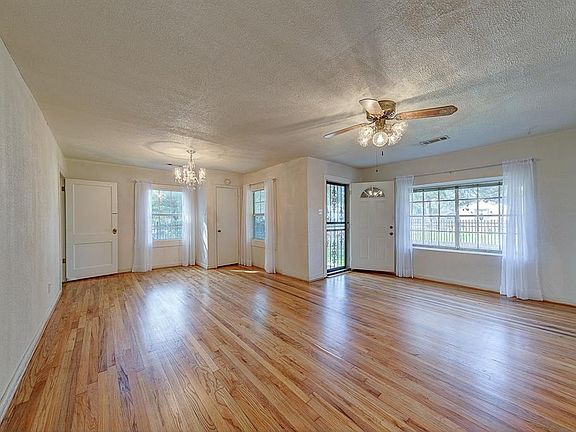 From the hallway door you can appreciate the refinished original oak floors, flooded with natural light by the multiple windows.
