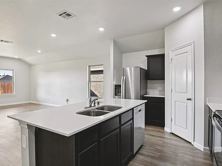 844 Jett Dr — Photo 8