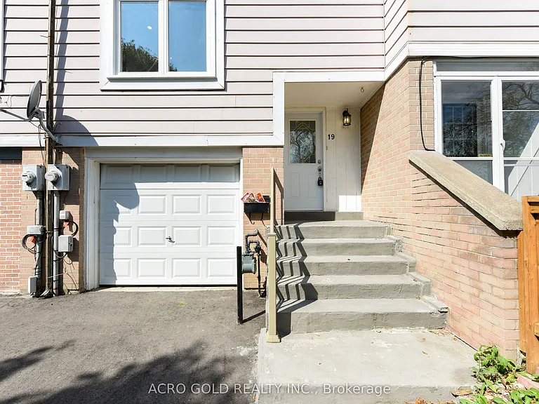 19 Hoskins Sq — Photo 3