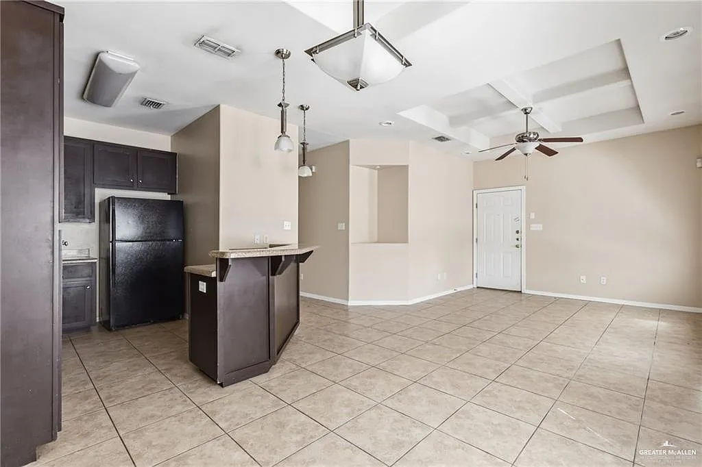 3 bed, 2.0 bath, 4160 sqft, $1,000 — Photo 3