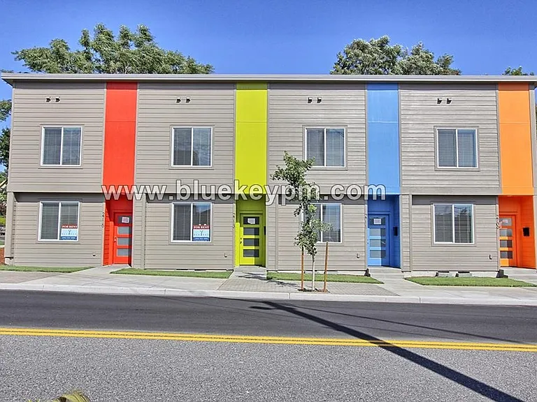 2713 Broadway — Photo 1